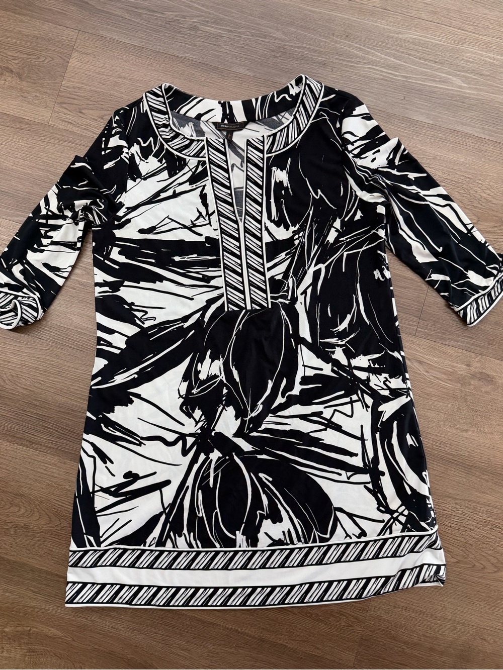 BCBGMaxAzria Black and White Long Sleeve Printed Shift Dress